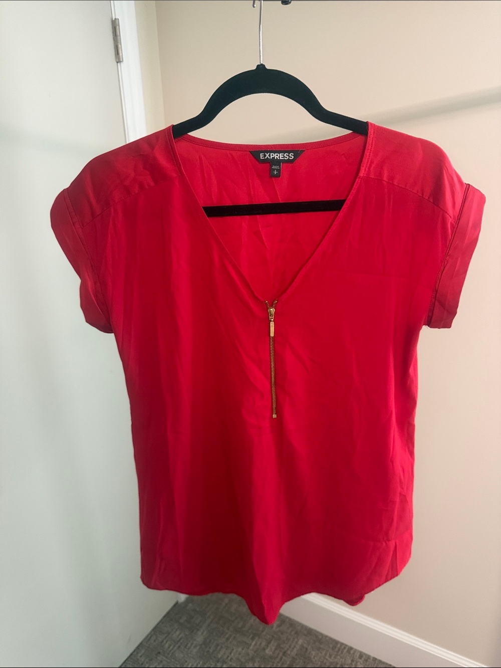 Express Womenโs Red Short-Sleeve V-Neck Top with Gold Zip